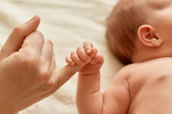 mother-baby-holding-hands