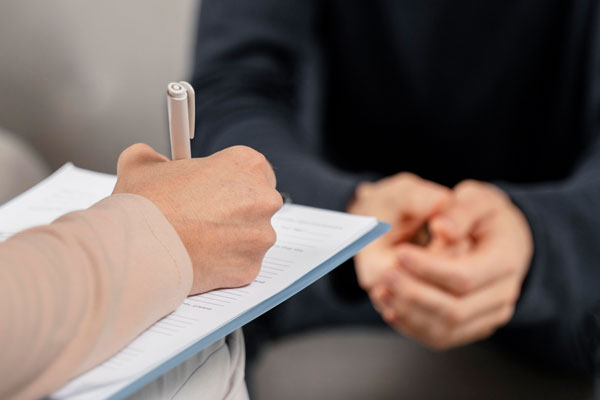 psychologist-taking-notes